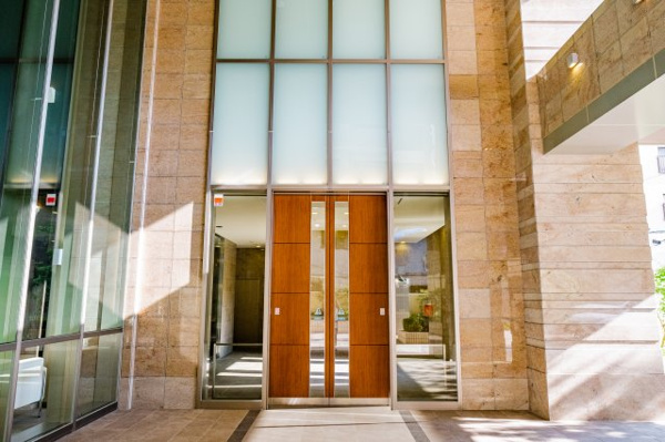 【エントランス】 | 【エントランス】メインエントランス出入口です！ガラス張りで開放的！もちろん、オートロックです！