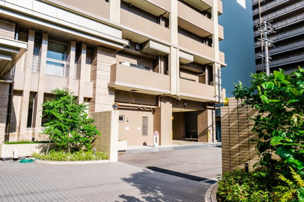 【その他共用部分】 | 【共用部分】奥へ進むと、ゴミ置場や駐車場がございます！きちんと整備されたきれいな共用スペースです！