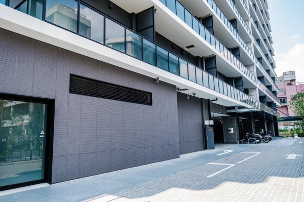 【駐車場】 | 【敷地内駐車場】きちんと整備されたきれいな駐車場入り口です！十分な広さがあり、車の出し入れも簡単！