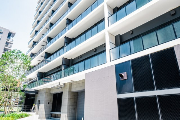 【外観】 | 【外観】クリアなガラス手摺とホワイトを基調に、豊かな緑の潤いに映えるカラーリングを追求！