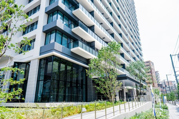 【周辺】 | 【周辺】四季を彩るランドスケープデザイン。街行く人にも癒しのひとときをもたらします。