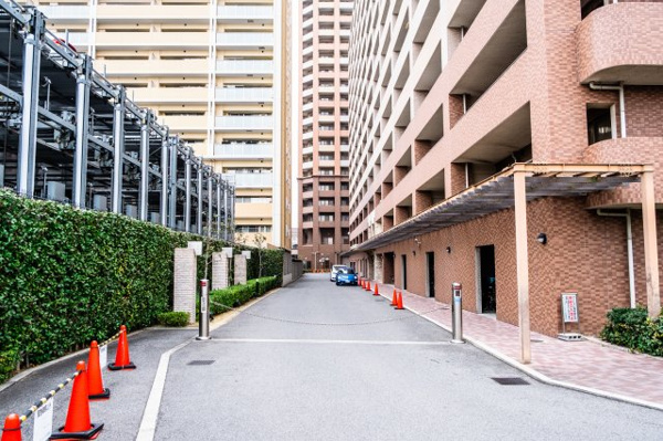 【駐車場】 | 【敷地内駐車場】敷地内駐車場へ向かう車路です！敷地内の安心に配慮した、歩車分離設計！