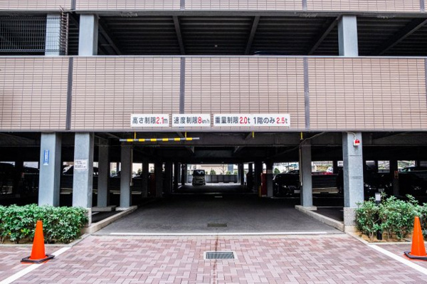 【駐車場】 | 【駐車場出入口】きちんと整備されたきれいな駐車場です！十分な広さがあり、車の出し入れもスムーズ！