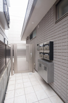 【その他共用部分】 | Maison Raffine | ゆったりしたアプローチと宅配ボックスを設置。もちろんオートロックです。