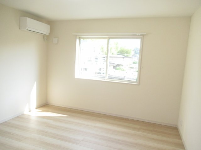 飯田4丁目貸家の洋室