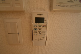 【設備】 | ワコーレヴィアーノ須磨月見山本町 | エアコンのリモコン