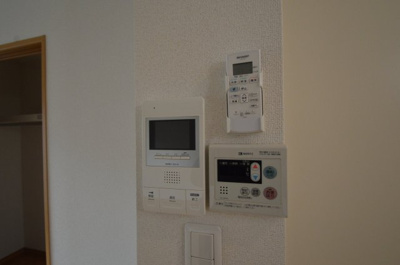 【設備】 | ワコーレヴィアーノ須磨月見山本町 | モニター付きインターフォン、給湯機パネル、エアコンのリモコン