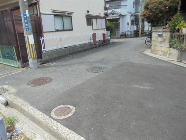 寝屋川市錦町①　新築一戸建ての前面道路含む現地写真