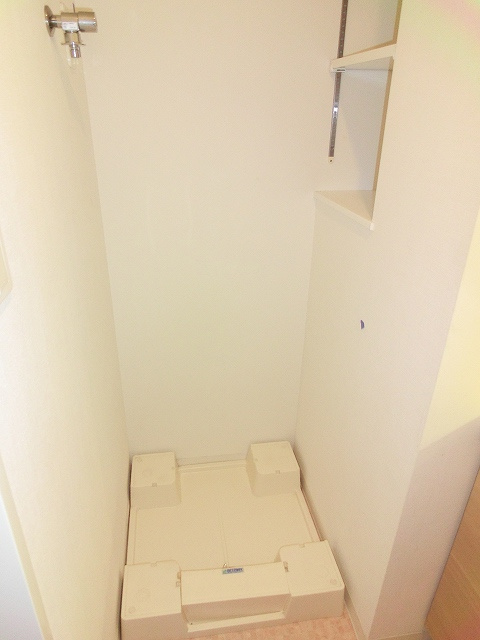 RESIDIA新御徒町Ⅱの設備|レジディア新御徒町Ⅱ２ＬＤＫの洗面室に洗濯機置場便利です、排水溝掃除しやすい足高防水パンです