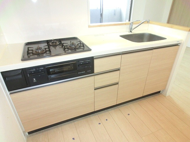 RESIDIA新御徒町Ⅱの設備|レジディア新御徒町Ⅱ２ＬＤＫの瀟洒でお手入れ楽なガラストップガス３口コンロです