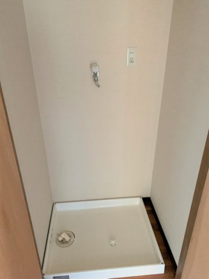 【収納】 | コーポミゾグチ | 洗濯機収納スペースです。扉を閉めると隠すことができます。