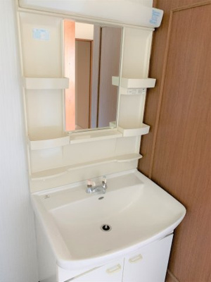 【独立洗面台】 | コーポミゾグチ | 独立洗面化粧台が付いています