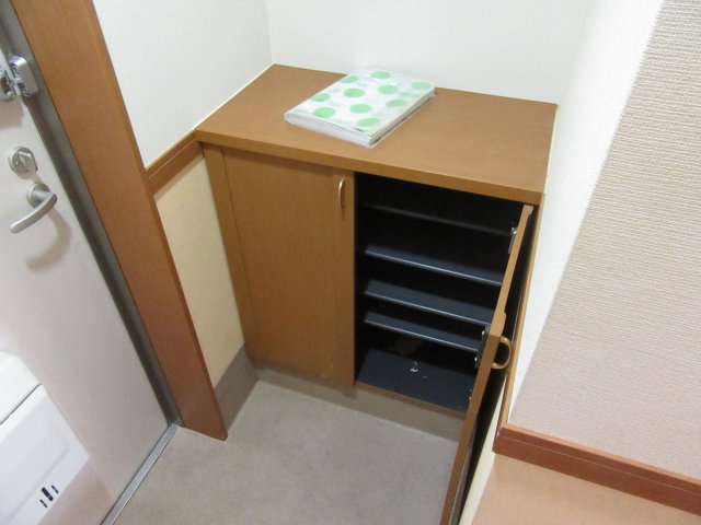 パット東原マンションの玄関
