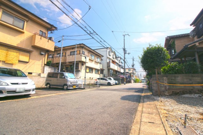 【前面道路含む現地写真】 | 宇治市槇島町落合　注文建築　建築条件なし　土地 | 前道幅員6ｍと広々とした住宅街！《万代 宇治槙島店》《デイリーヤマザキ》が徒歩5分と買物便利！生活のしやすい環境です。
