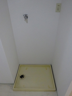 【展望】 | バスルーム横にある室内洗濯機置き場です♪防水パンが付いているので万が一の漏水にも安心です！