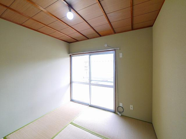 ニュー芝ハイツの和室|和室ならではの温かな和の空間で寛ぎの時間を過ごせます
