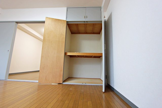 第三メゾン麗の洋室|南側洋室の収納