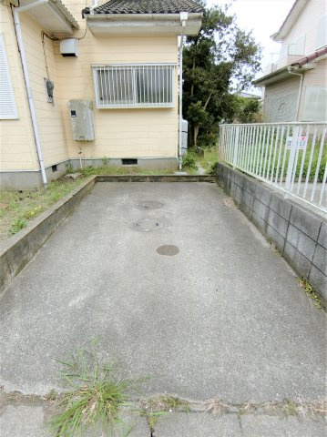 日向努邸の駐車場