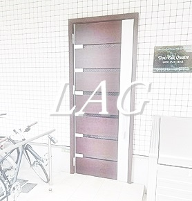 【エントランス】 | トロワ・ディス・カトル | エントランスです。