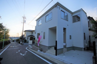 【外観】 | 1号棟　現地（2019年10月）撮影
堂々完成しました！即入居可♪
敷地面積98.80㎡（29.88坪）。
駐車2台可能です。