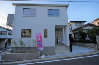 【外観】 | 1号棟　現地（2019年10月）撮影
堂々完成しました！即入居可♪
敷地面積98.80㎡（29.88坪）。
駐車2台可能です。