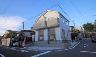 【前面道路含む現地写真】 | 1号棟　現地（2019年10月）撮影
前面道路は東側幅員約6.0mと西側幅員約6.0ｍの公道。
人気の角地です♪