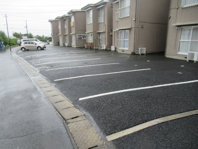 沼沢コーポラスの駐車場