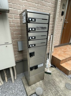 【その他共用部分】 | 共用エントランスには宅配BOXがあるので荷物の受け取りもスムーズに♪再配達を依頼する手間が省けます☆