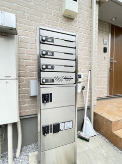 【エントランス】 | 共用エントランスには宅配BOXがあるので荷物の受け取りもスムーズに♪再配達を依頼する手間が省けます☆