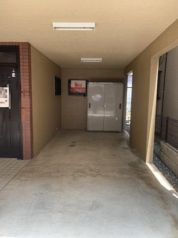 門真市野里町中古戸建の駐車場