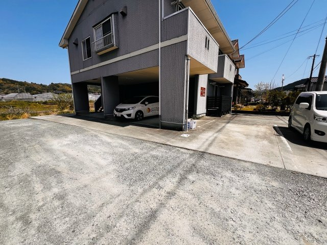 オレンジハイツⅡの駐車場