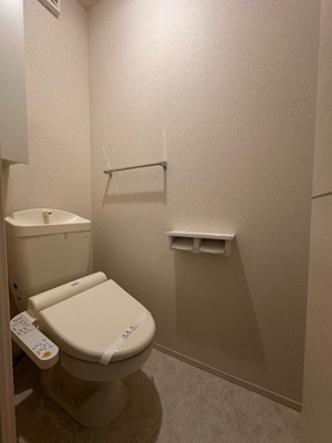 【トイレ】 | ラ・アンジュ | トイレは温水洗浄便座付き♪人気のバストイレ別です♪小物を置ける便利な棚やタオルハンガーも付いています♪