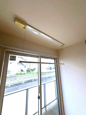 【設備】 | ラ・アンジュ | リビングダイニングキッチンにある室内物干しです！雨の日やお出掛け時の室内干しにとても便利☆花粉や梅雨の時期に重宝しますね♪
