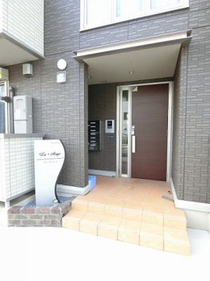 【エントランス】 | ラ・アンジュ | 共用エントランスは不審者の侵入を未然に防ぐオートロック付き！防犯対策充実しています◎