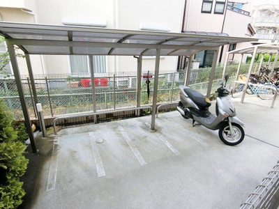 【その他共用部分】 | ラ・アンジュ | 敷地内に屋根付きバイク置き場を完備しています！バイクがあれば通勤・通学、お買い物にも便利です☆