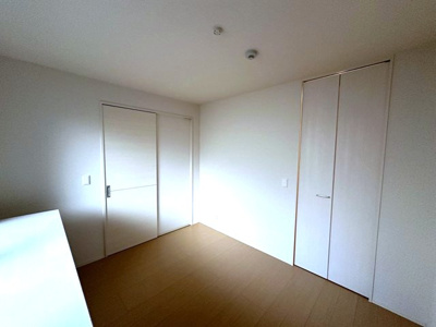 【洋室】 | ラ・アンジュ | 洋室5.2帖☆ワンステップクローゼットがあります♪お洋服の多い方もお部屋が片付いて快適に過ごせますね♪
