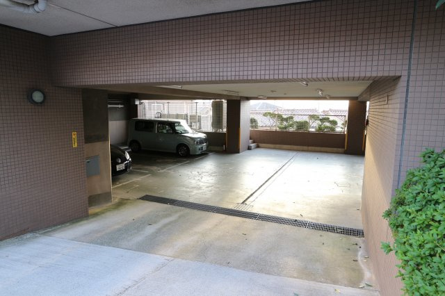 サンシーズ南山手の駐車場