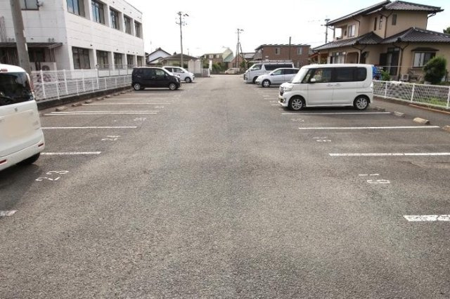 グランモアシティの駐車場