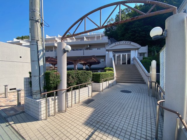 サンロード汐の宮のエントランス