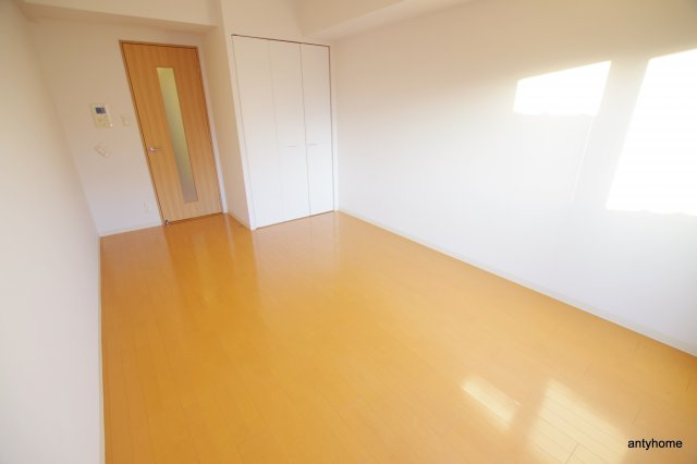 ルクレ京橋　仲介手数料無料の居間・リビング