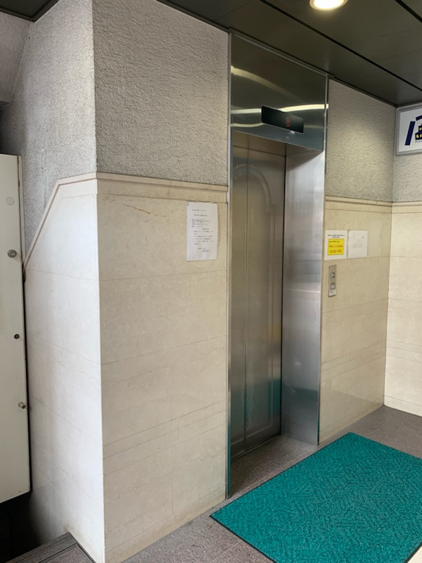 四谷三信ビルのエントランス