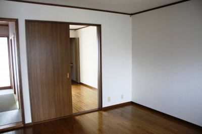 【寝室】 | グリーンヒル原 | 広くて明るい寝室