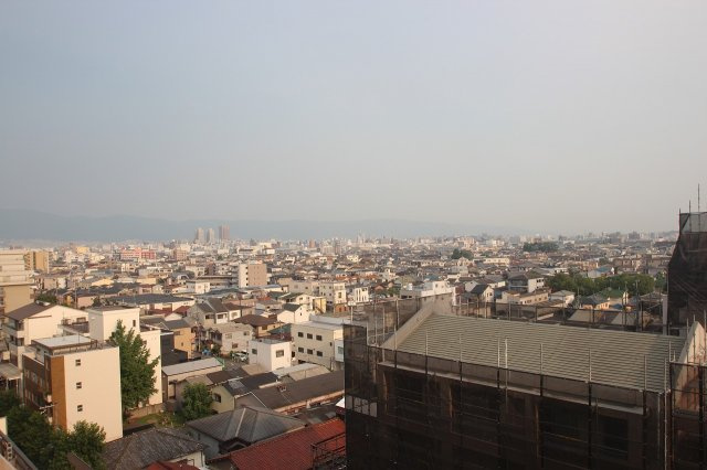 シャトー三愛の展望|現地からの左側の眺望になります。
最上階の11階なので遠方まで見えてすごくキレイです♪
朝起きてここに立つと気持ちが切り替えられそうです♪