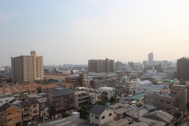 シャトー三愛の展望|現地からの右側の眺望になります。
最上階の11階なので風が心地いいのと、
夜になるとまた変わって街の明かりがすごくキレイです♪