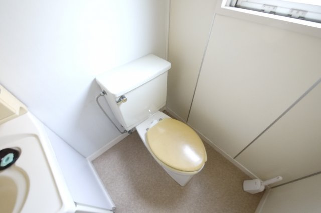 ＣＡＳＡのトイレ|トイレも窓付きで明るいです