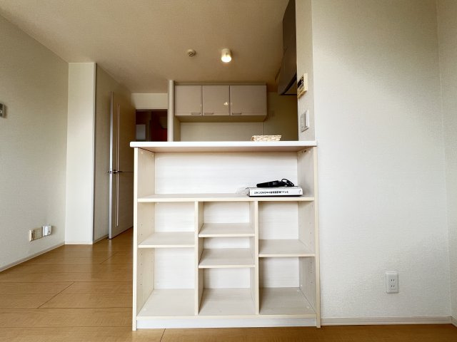 スタースレイプの内装|カウンターキッチンの背面に造作棚付き