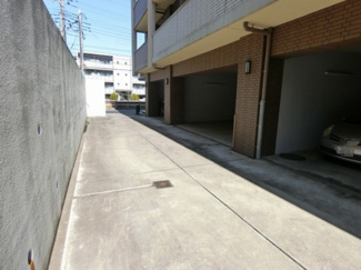 【駐車場】 | いつでも目の届く敷地内に駐車場があります♪屋内なので、雨の時の乗り降りもらくらくです♪