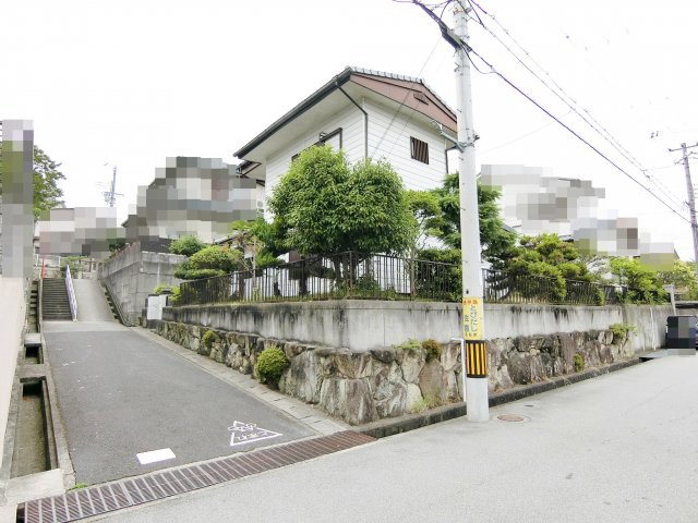 松が丘　売り土地の前面道路含む現地写真
