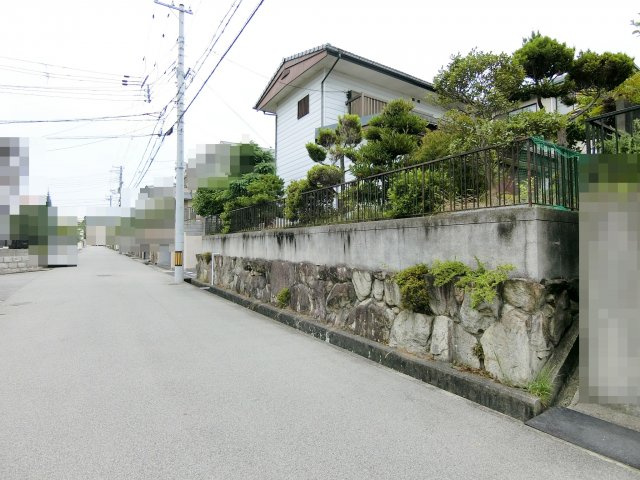 松が丘　売り土地の前面道路含む現地写真