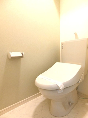 【トイレ】 | ティエドゥール | トイレは温水洗浄便座付き♪人気のバストイレ別です♪上部にはトイレットペーパーなどの小物を置ける棚付きです♪